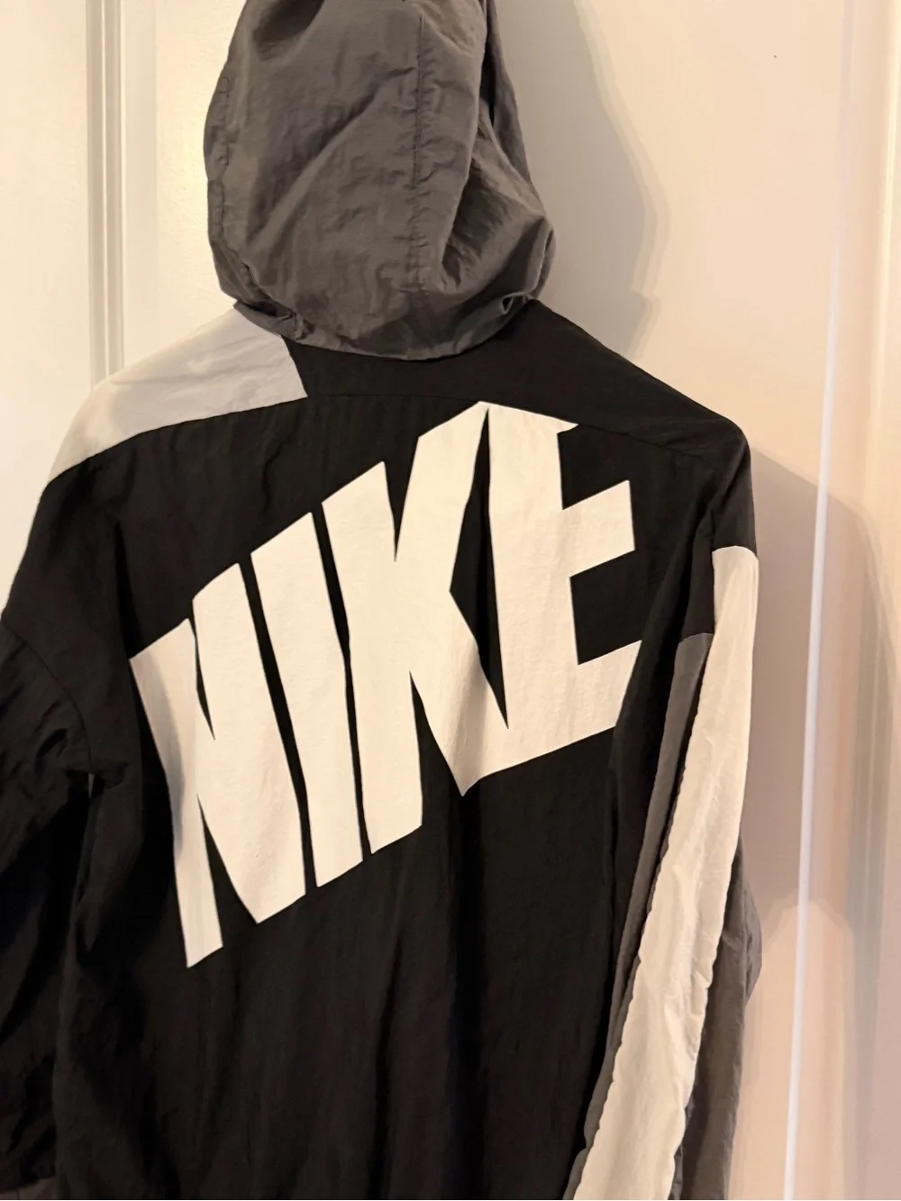 Nike Boys Black & Gray Windbreaker Jacket with Hood - size Large